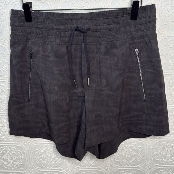 Athleta | Camden Printed Short, Size 6 - Picture 2 of 15